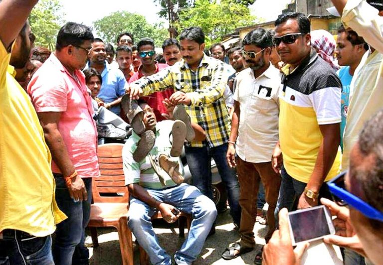 Keonjhar locals protest unscheduled power cuts with garland of shoes