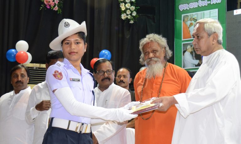 CM felicitates 34 persons with Nagar Bandhu Award