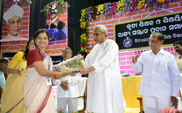 CM felicitates 100 teachers on Guru Diwas