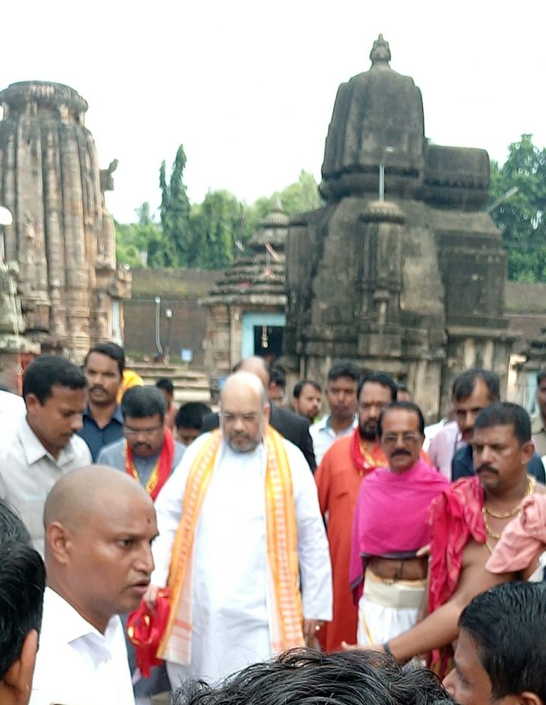 Amit Shah pays obeisance to Lord Lingaraj