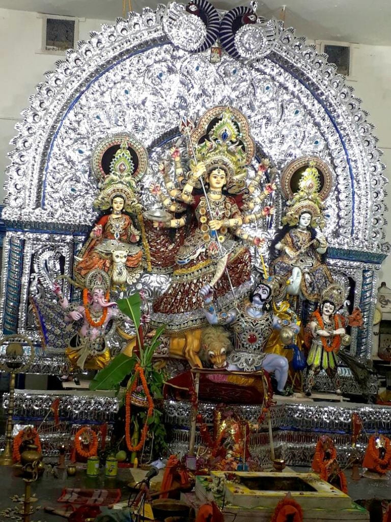 Thousands throng puja mandaps in city on Maha Ashtami