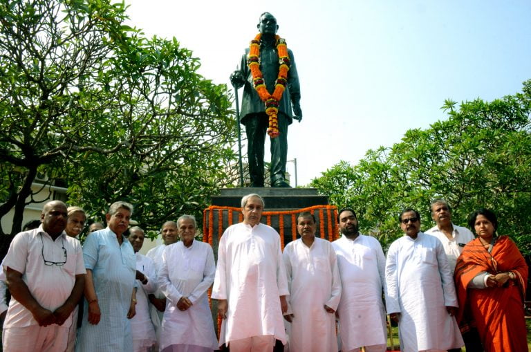 Chief Minister Naveen Patnaik paying tributes to the statue of Utkal Keshari Harekrushna Mahatab on the occasion of the latter's 118th Birth Anniversary