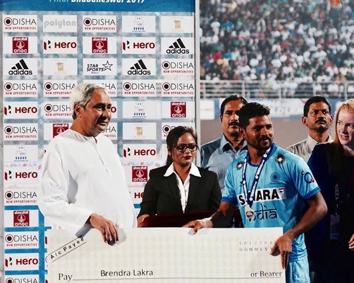 Naveen Patnaik presents awards to indian hockey players