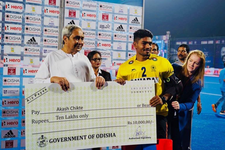 Naveen Patnaik presents awards to indian hockey players