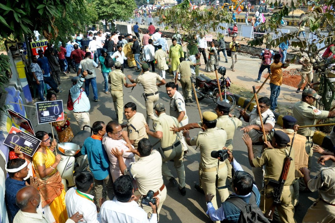 bjp karmi protest against kunduli gangrape case naveen niwas gherao