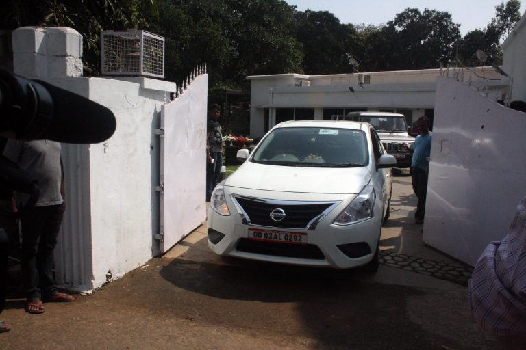 bjp youth wing vandalism at IAS vk pandian's house