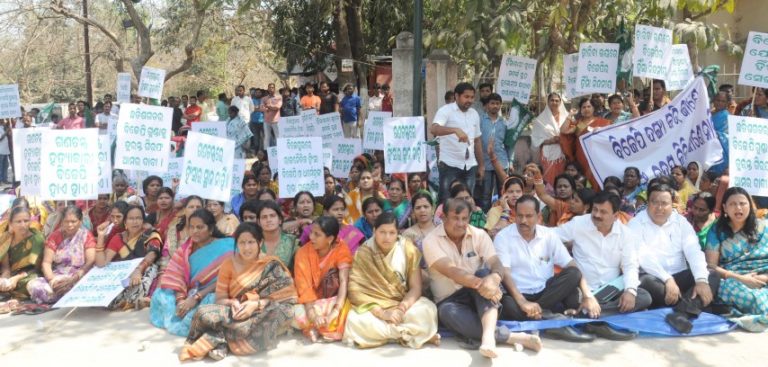 bjd protest against BIJEPUR shooting at DGP NKN CAMP OFFICE