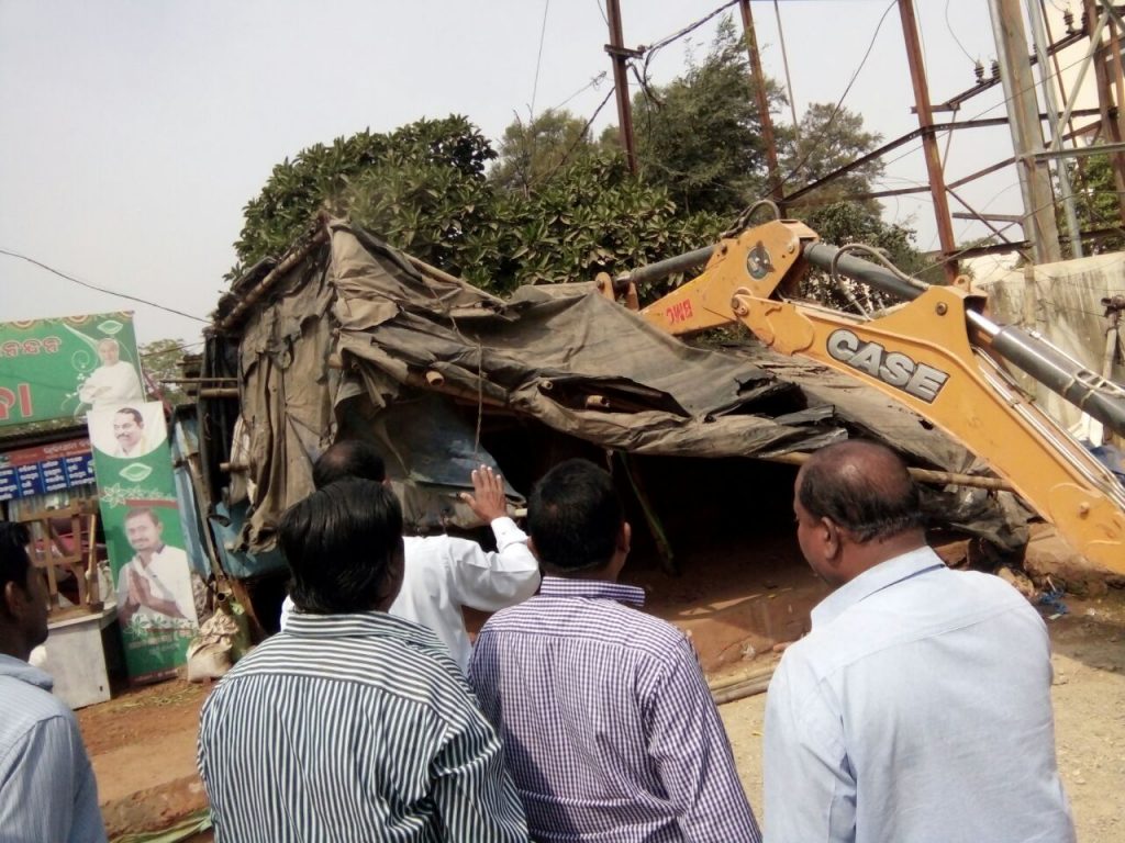 BMC eviction drive Unit-II parking area Keshari Mall, Back side of Kalamandir