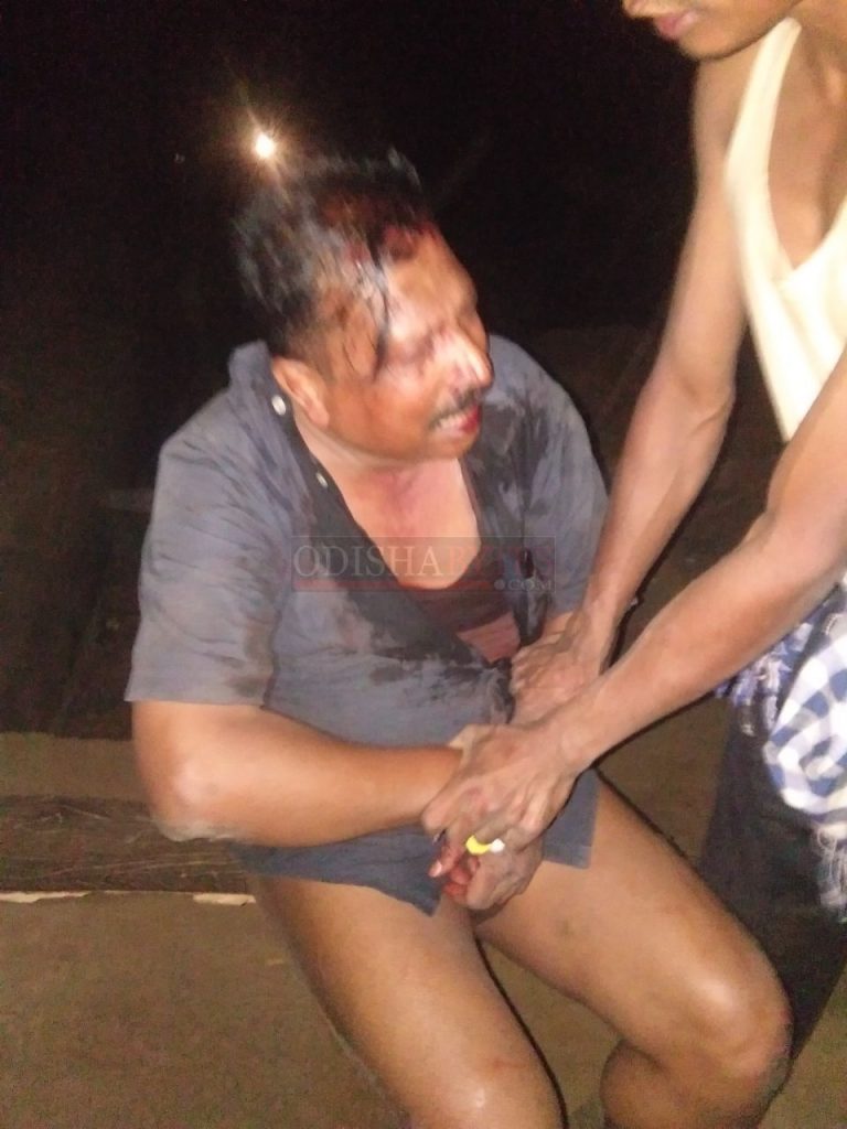 cop trashed by villagers for illicit affair odisha