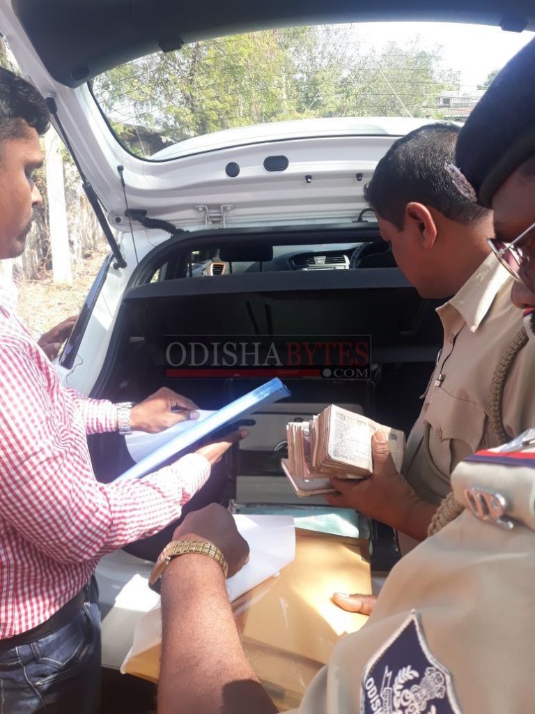 3.2 lakh rupees cash found inside car in Bijepur odisha