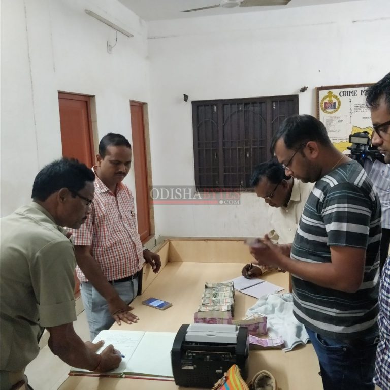 rs.40.50 lakh seized from car in bargarh bijepur