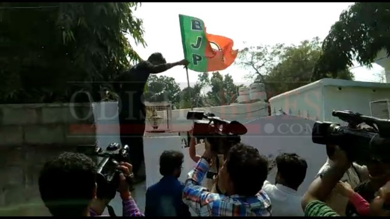 vk pandian bjp workers vandalise quarter