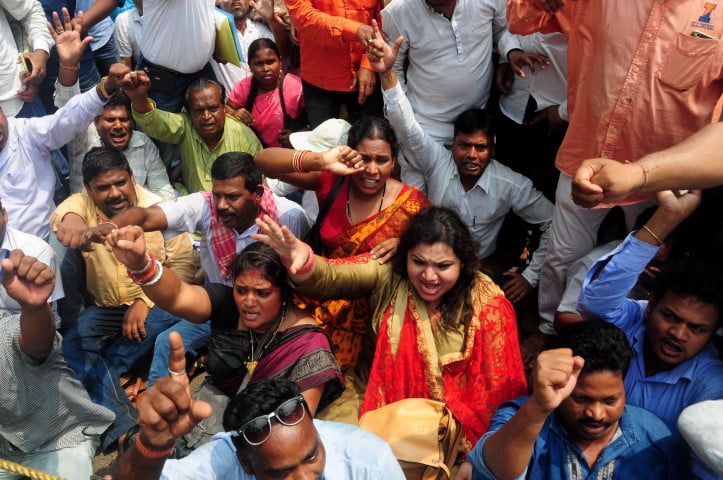 26 PANCHAYATA SAMITI MEMBERS LATHICHARGE (7)