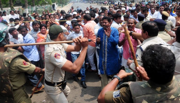 26 PANCHAYATA SAMITI MEMBERS LATHICHARGE (7)