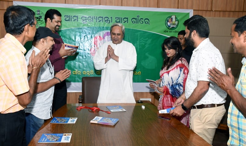 sampark, odia weekly launched by naveen patnaik in presence of sameer hans, sandeep mishra, saroj bal