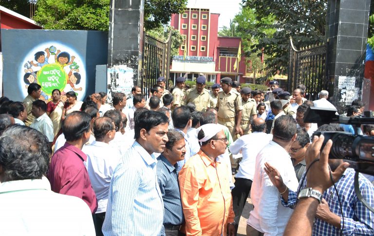 teachers' strike lathi charge by police bhubaneswar odisha
