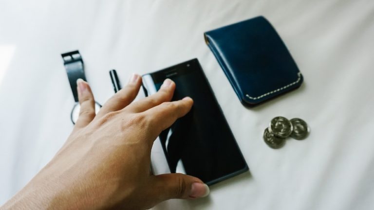 smartphone-writing-hand-finger-gadget-mobile-phone-53206-pxhere.com