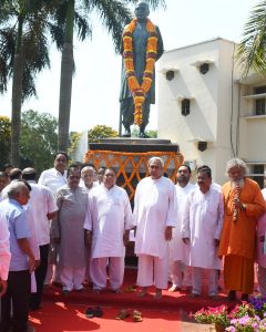 naveen patnaik pays tribute to biju patnaik on his death anniversary at state secretariat 