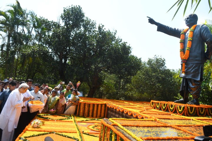 naveen patnaik pays tribute to biju patnaik on his death anniversary at biju patnaik park