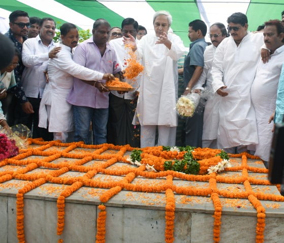 naveen patnaik pays tribute to biju patnaik on his death anniversary at swargadwara puri