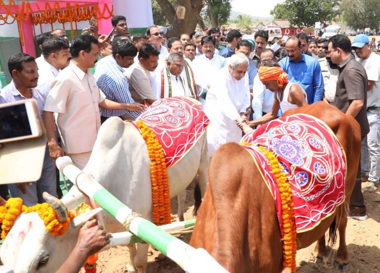 CM, Odisha Politicians Attend ‘Akhi Muthi Anukula’ Ceremony To Woo Farmers