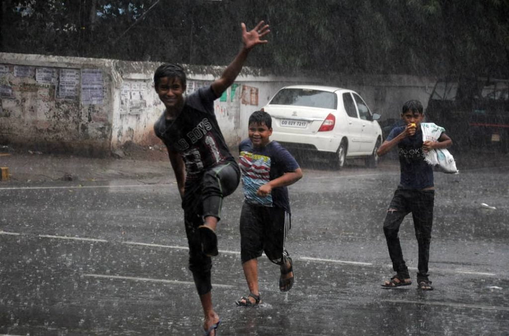 Rain lashes in bhubaneswar