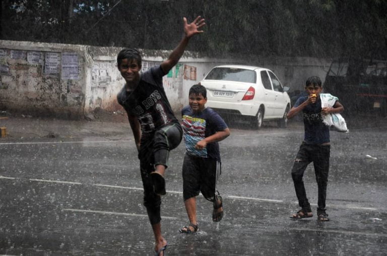 Rain lashes in bhubaneswar