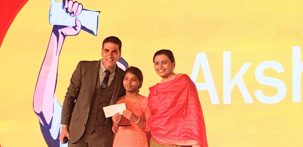 Odisha tribal Girl Geetanjali shared stage with Akshaya Kumar and Sabana Azmi today evening