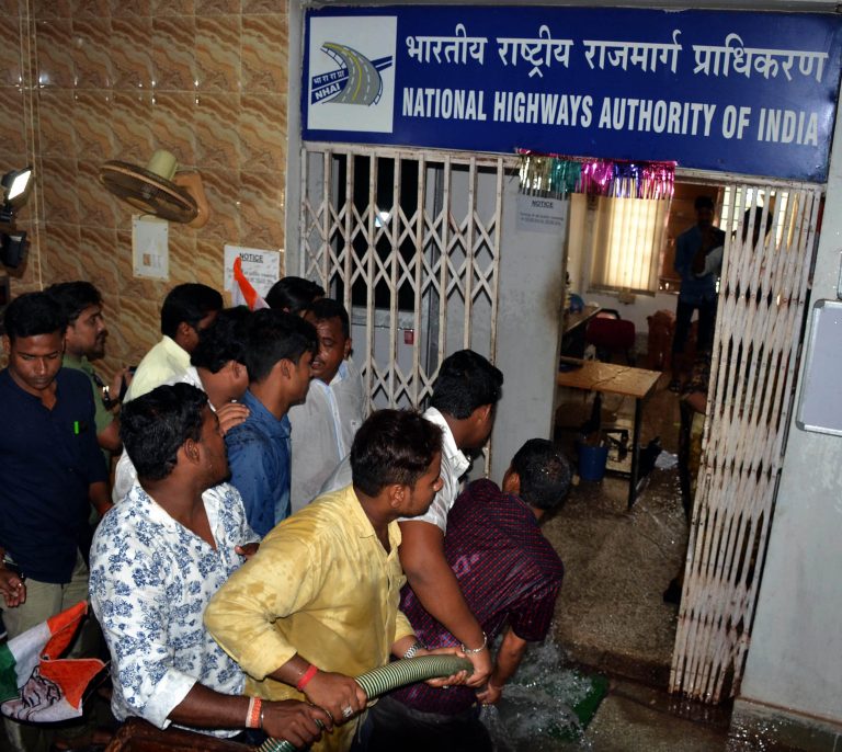 Congress Activists Protest Against NHAI For Waterlogging