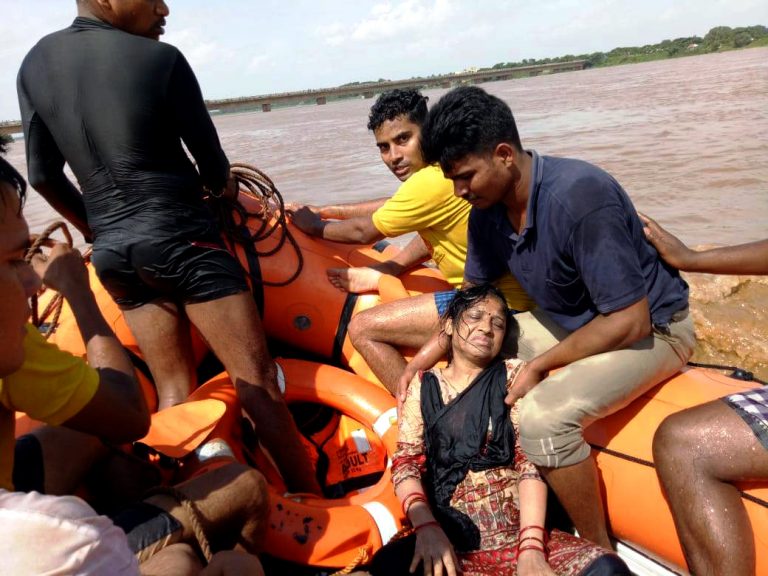 Fire Officials Rescue Woman Who Jumped Into Kuakhai River