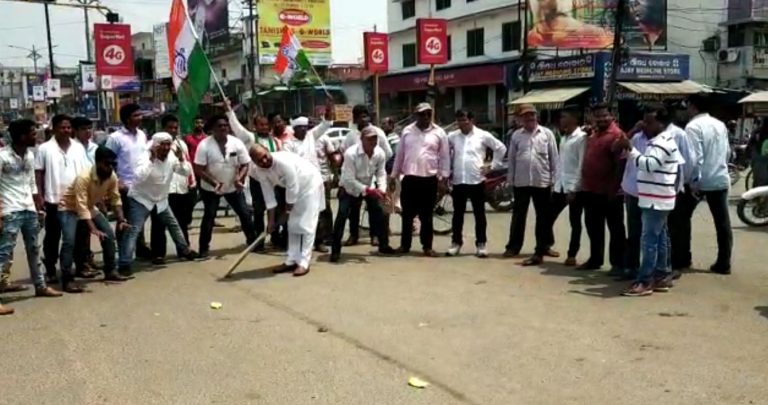 Watch: A Game of Cricket On Bandh-Deserted Street Of Cuttack