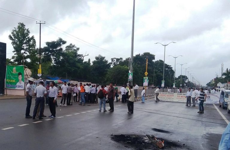 Lawyers Block Road Over Shifting Of Orissa HC To Bhubaneswar