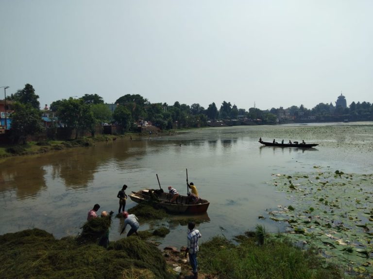 BMC Starts De-Weeding Of Bindusagar In Odisha Capital
