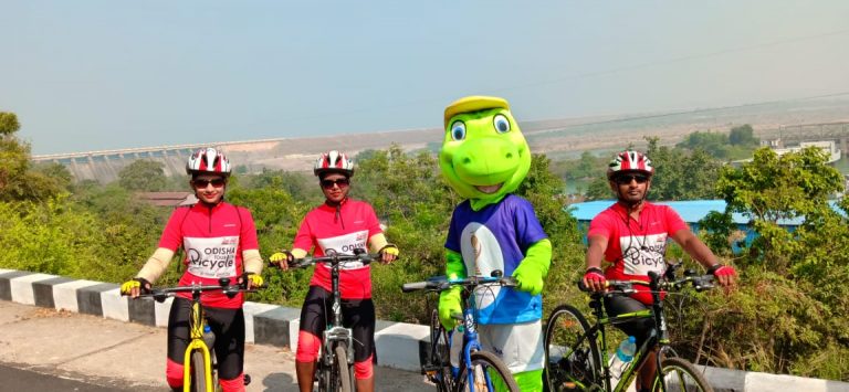 Hockey World Cup: Olly Strikes A Pose On Hirakud Dam