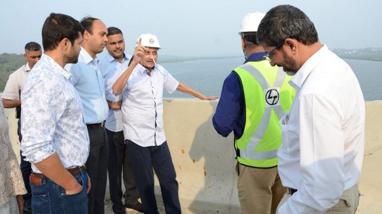 Ailing Parrikar Makes Rare Public Appearance With Doctors In Toes & Tube In Nose