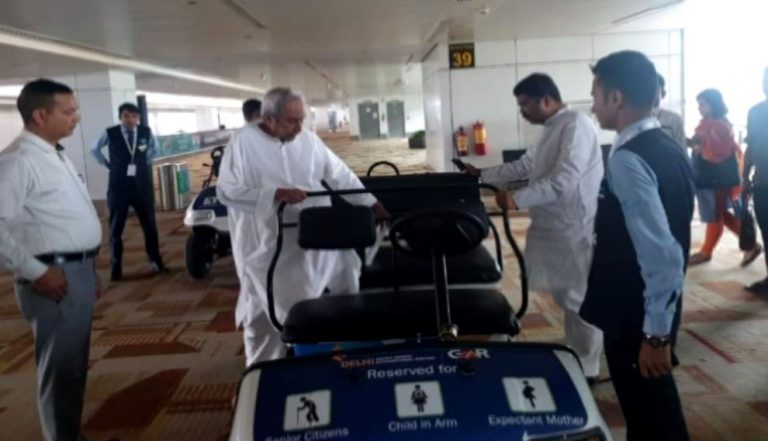 When Dharmendra Met Naveen At Delhi Airport!