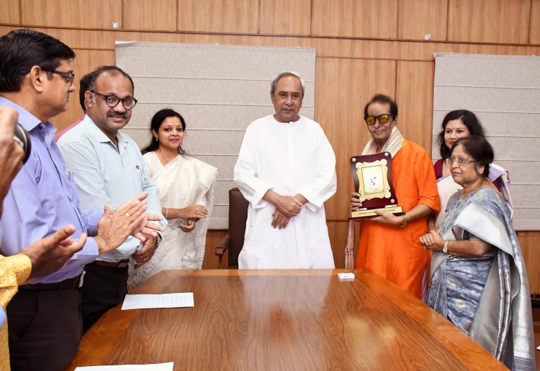 Singer Prafulla Kar Receives Sikandar Alam Memorial Award