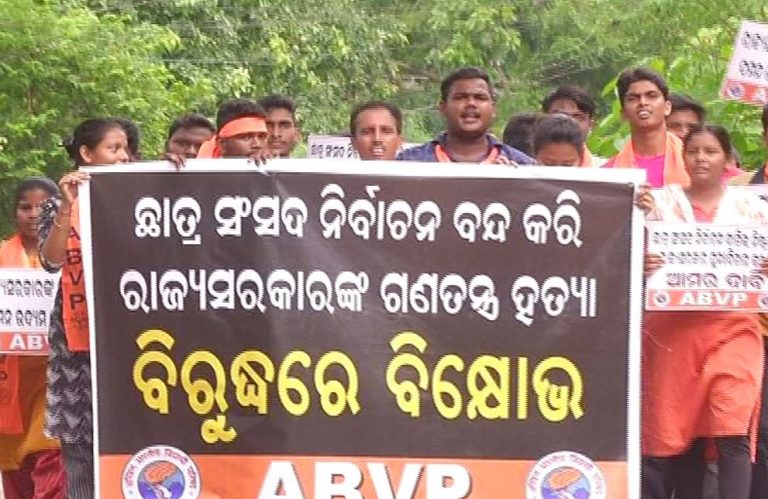 Students Burn Effigy Of Odisha Minister Over Cancellation Of Students’ Union Poll