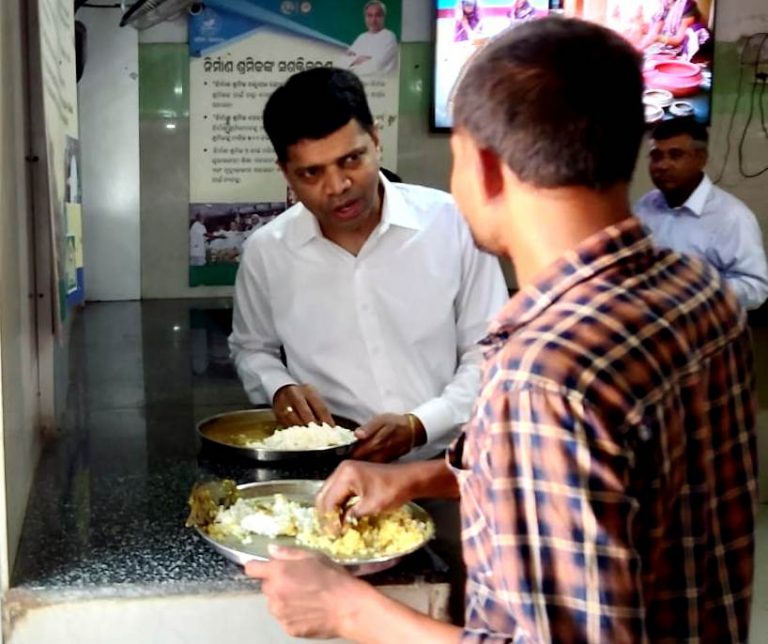 Odisha 5T Secy VK Pandian & Officials Pick Aahar Centre In Boudh Hospital For Lunch