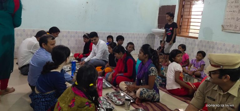 Pandian Shows Humane Face Of ‘Mo Sarkar’, Has Lunch At Orphanage