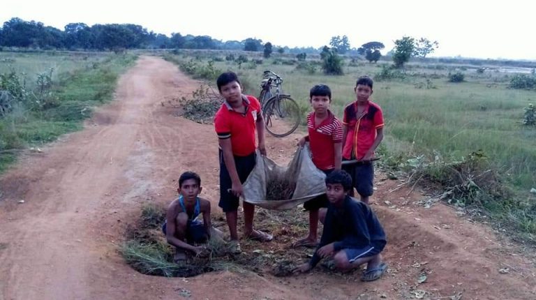 Schoolkids Repair Poor Road In Odisha’s Sonepur