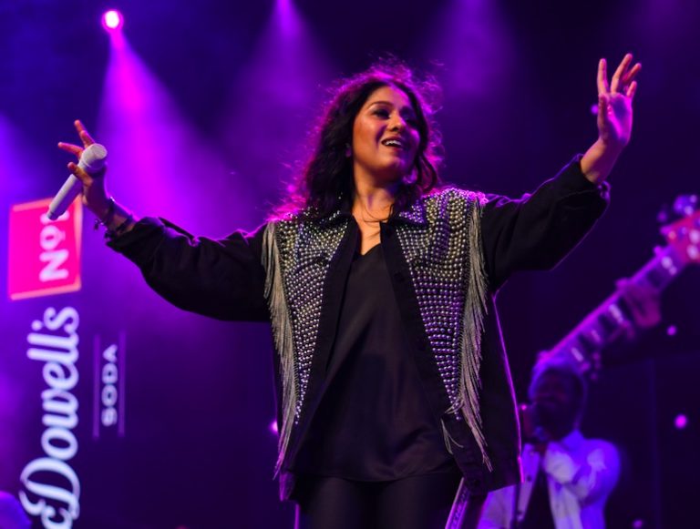 Sunidhi Chauhan Pumps Up ‘Yaari’ Volume At Bhubaneswar Concert
