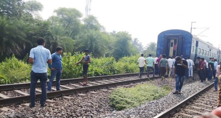 Bogies Of Visakha Express Get Detached At Balugan Railway Station In Odisha