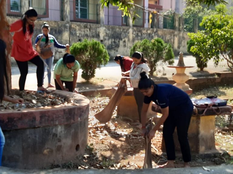 Budding Journos Volunteer To Clean Up Campus