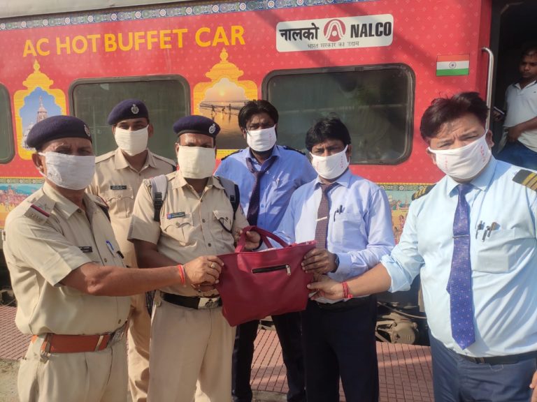 Khurda Division Rly Staff Return Bag Containing Jewellery Worth Lakhs Of Rupees To Owner