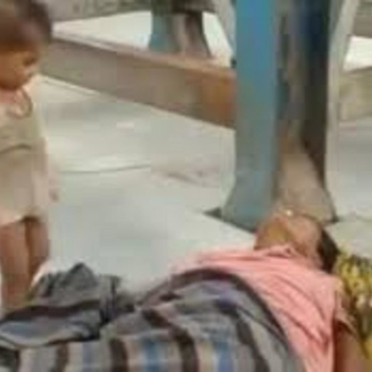 Migrants’ Tragedy: [Watch] Baby ‘Playing’ With Dead Mother At Railway Station