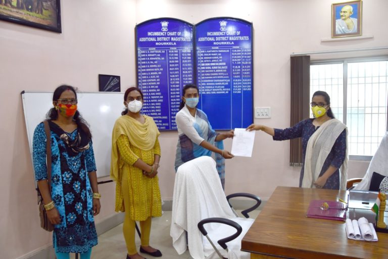 Transgenders Engaged In COVID-19 Jobs In Odisha District