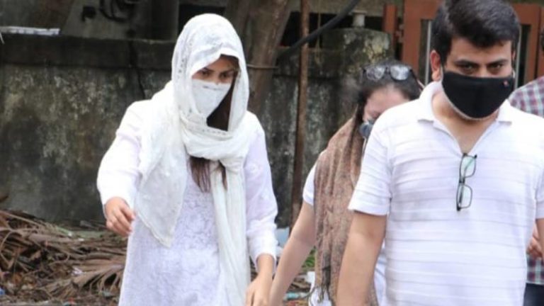 Rhea Said ‘Sorry Babu’ On Seeing Sushant’s Dead Body, Reveals Eyewitness