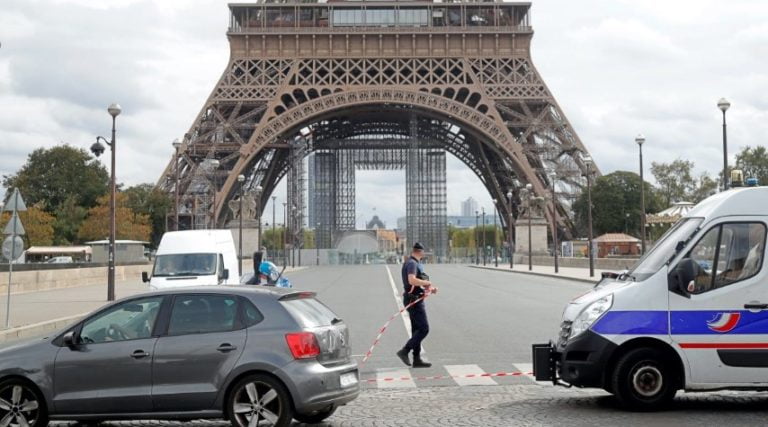 eiffel tower bomb threat evacuated