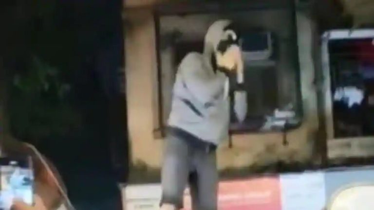 (Watch) Ranveer Singh Climbs Atop His Car To Greet Fans